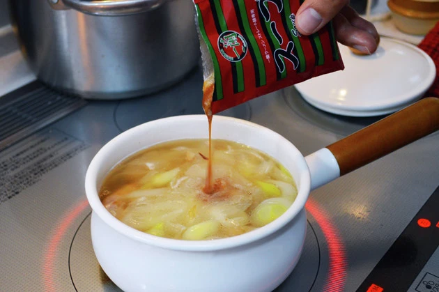 （２）一蘭！　２０分ほど煮込んだらいったん火を止め、一蘭の液体スープを入れる。分量は２皿分につき半量が目安。あくまでも隠し味なので入れすぎには注意。しょっぱい場合はお湯で薄めよう