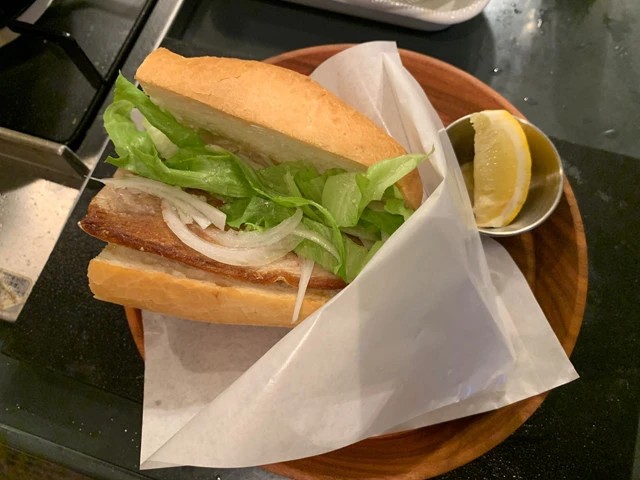 １０．パンに、焼けたさば、水を切った玉ねぎ、レタスを挟んで、できあがり！　お好みで塩とレモンをかけて召し上がれ！