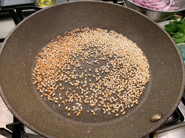 ３．フライパンで米を黄金色になるまで中弱火で炒る。岩塩を少し混ぜると焦げにくいとか！（分量外）。