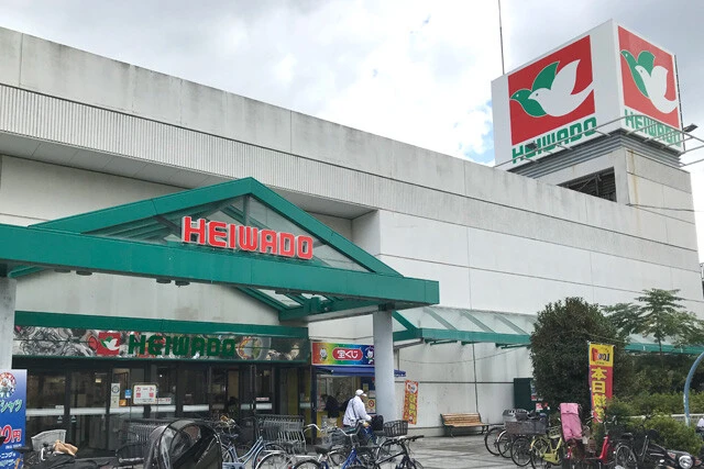 大型店は「アル・プラザ」、小型店は「フレンドマート」と店名を分けている