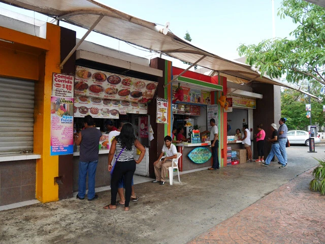 広場に常設されているフードコート