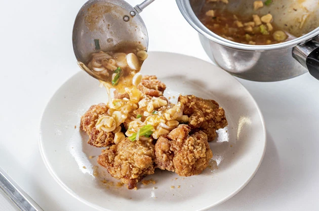 (3)ぶっかけ! レンチンして温めた唐揚げを食器に盛りつけ、(2)を全体にかければ完成。辛うまタレをたっぷりと絡めながら豪快に頬張ろう。口の中はうま味の大洪水。圧倒的にウマい!