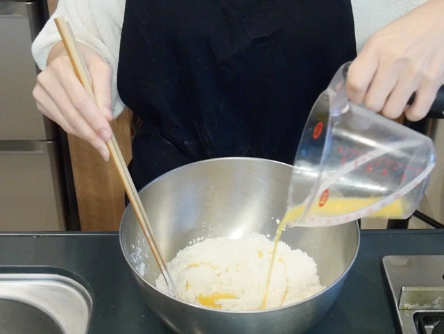 １．まずは皮作り。ボウルに薄力粉、強力粉、塩を入れて、箸で混ぜながら卵液（溶き卵と水を合わせてたもの）を少しずつ追加。