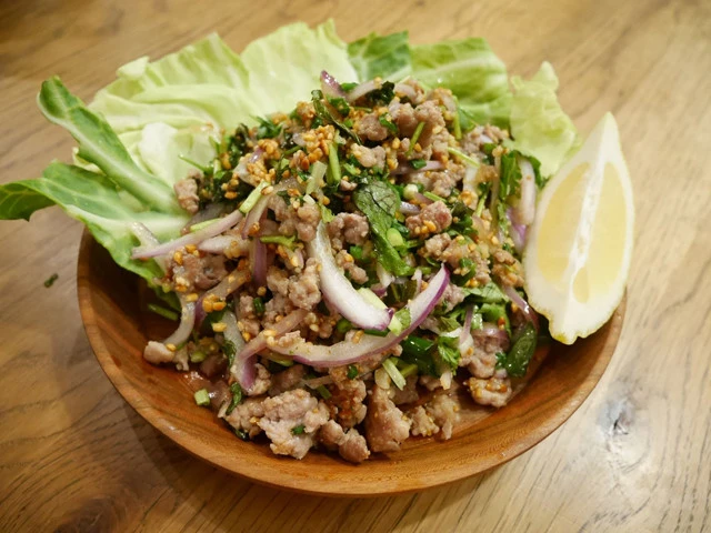 １０．お皿に盛って、キャベツとレモンを添えたら出来上がり！