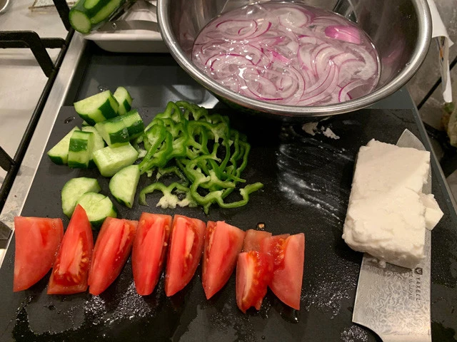 ２．キュウリ、ピーマン、トマトを食べやすいサイズにカット。