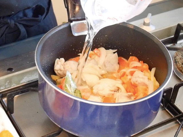 トマト、水２００ｇ、塩、クミンシードを入れ全体を混ぜ合わす。（お好みで他スパイスを入れてもＯＫ！）