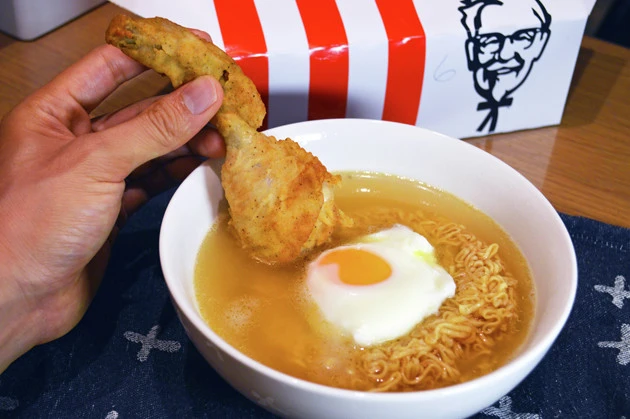 (4)仕上げ! だしを注いで3分後、温玉を中央にのせたら小ねぎを振りかけ、仕上げにオリジナルチキンを1ピース突き立てたら完成。これこそがチキンラーメンの完全体だ!