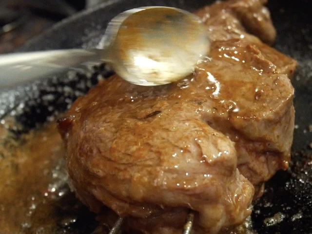 １６．フライパンにあふれ出た肉汁にバターを溶かしてアロゼすると（汁や脂を調理中の素材にかけながら焼くこと）、パサパサ感がカバーされてジューシーでリッチな味わいに！　これは本場のシュハスコとは遠ざかりますし、邪道でズルいですが。（でも美味しい！）