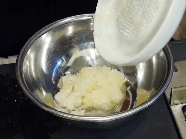 １．ニンニク、生姜、玉ねぎをすりおろす。（大根おろし器や、ミキサーにかけてもＯＫ）