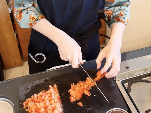 ４．トマトのタネを取り（水っぽくなるから）、小さな角切りにする。