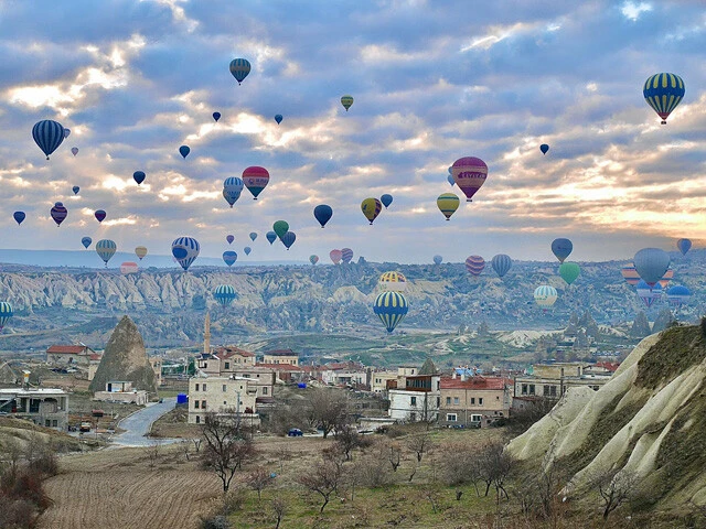 奇岩以上に気球だらけの景色もまた圧巻