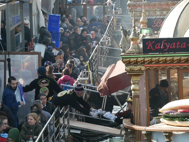 屋台船の焼き場からホールに手渡し