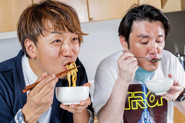 (4)激ウマ! スープを入れると麺がのび始めるので、アツアツのうちによくかき混ぜて食べてしまおう。油そばのタレとトムヤムクンの酸味と辛味が完全融合。衝撃的なウマさを堪能せよ!