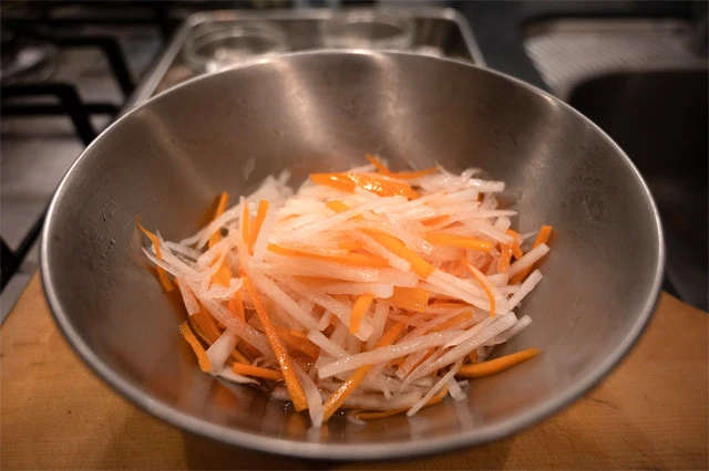 酢と砂糖を混ぜ合わせ、２に加えて和え、１０分ほど漬け込んでおく（これでなますができます）