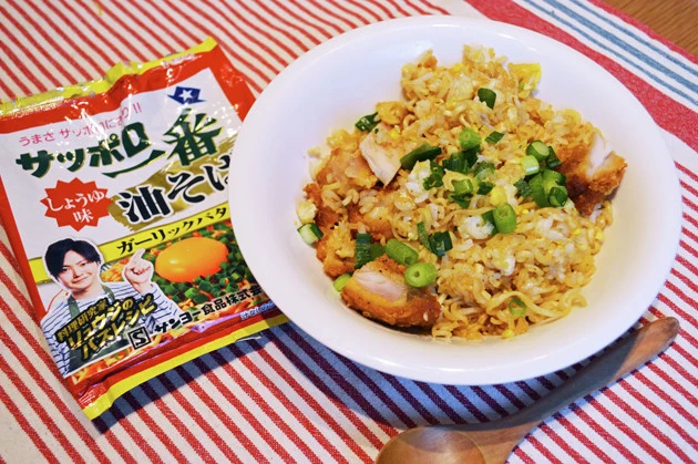 【B級フード研究家・野島慎一郎のバカレシピ】大人気料理研究家リュウジのコラボ商品を超絶ジャンクにアレンジ!「リュウジのサッポロ一番で作る! ファミチキバター炒飯」