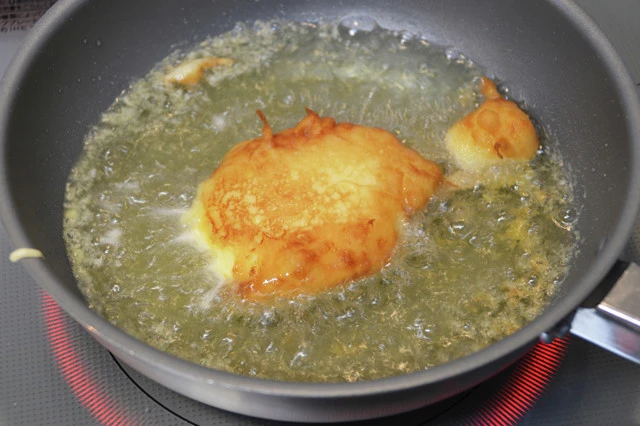 (3)揚げる! 油を180℃程度に熱した鍋に(2)を手早く入れ、両面がきつね色になるまで揚げる。アイスが溶け出てくると油がはねて危険なので、なるべく高温で手早く揚げるのがポイントだ