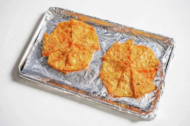 (1)並べる! アルミホイルを敷いた焼き皿の上にドンタコスを円形に並べて配置。8枚ほど並べるとちょうど一口サイズになる。これ以上大きくすることも可能だが崩れやすくなるので注意