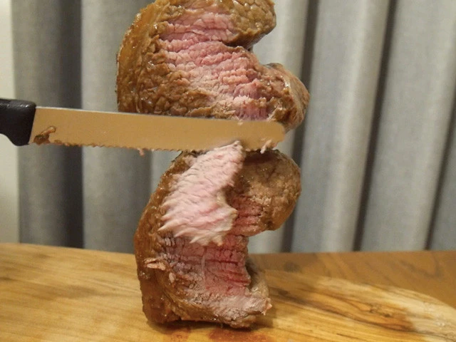 １７．肉が刺さった串を立てて、ナイフで削ぎ切り！　モーリョソースを付けて召し上がれ！