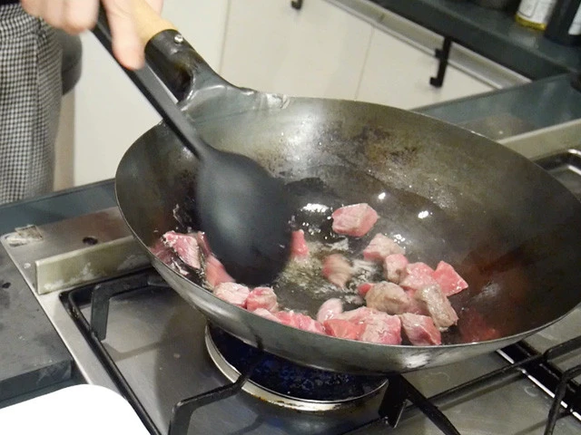 中華鍋に油入れ、牛肉を中火で炒める。（現地ではカザンという大きい鍋を使うが、今回は中華鍋。普通の鍋やフライパンでもＯＫ）