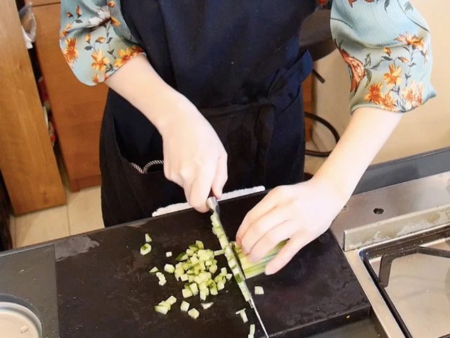 ５．キュウリの皮を適当にピーラーでむき、小さな角切りにする。（皮を少し残すのは、色合いがきれいだから）