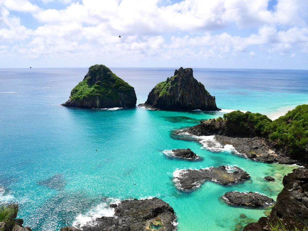 兄弟岩「モーホ・ドイス・イルマンス」はフェルナンド・デ・ノローニャを代表する景色