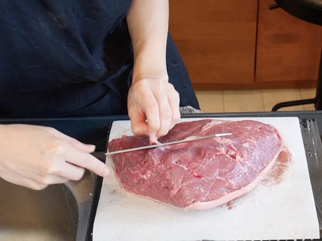 ２．肉の筋を切り取る。