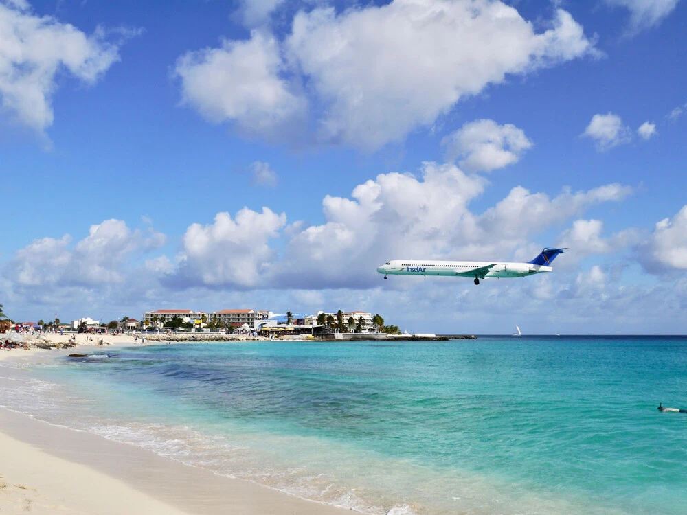 ビーチに向かって飛んでくる飛行機