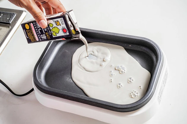 （１）加熱　焼きペヤングメーカーにキッコーマンの豆乳を注ぎ、スイッチを入れてじっくりと温める。焦げつかせないように気をつけよう。もちろんホットプレートやフライパンでも代用可能