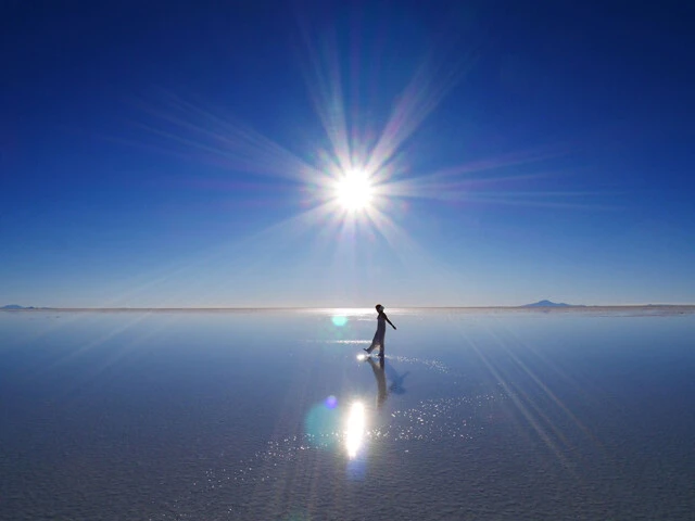 逆光と水面の波紋で鏡ばりが弱いですが、果てしない塩湖が美しい