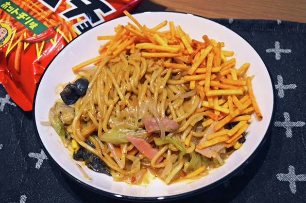 【B級フード研究家・野島慎一郎のバカレシピ】しびれ系ラー油とムーチョの爽快旨辛で暑さを吹き飛ばせ! 焼くだけ簡単絶品焼きそば「リンガーハットのちゃんぽん焼きそば」