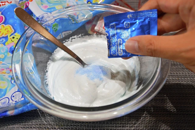 (2)練る! 大量のねるねるねるねをボウルなどで一気に作る。今回はソーダあじを使用しているが何味を使用してもOK。ラムネ(3番目の袋)やパチパチキャンディも混ぜてしまおう