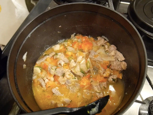 ハラペーニョ（青唐辛子）、コリアンダー、トマト、コンソメスープを入れたら蓋をして弱火で５分ほど煮込んだらできあがり！