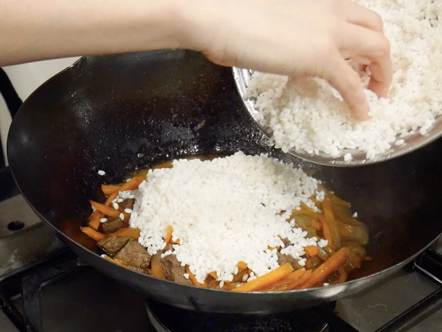 水を切った米を鍋に加え、平らにならす。