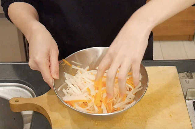 ボウルに入れて塩をふり、軽くもみ、水気をしぼる