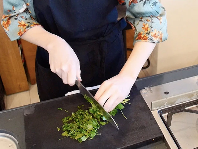 ６．パセリの葉をみじん切り。（普通のパセリやミントは茎から削いでみじん切り）