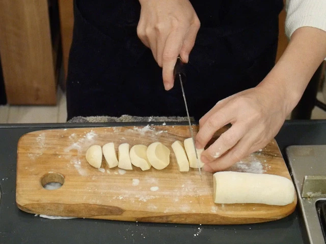 ９．棒状の生地を切って１６等分にする。