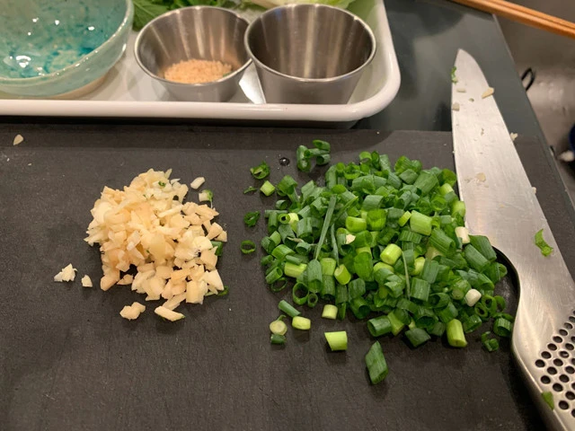 ２．ニンニクと生姜はみじん切り、万能ネギは小口切りにする。