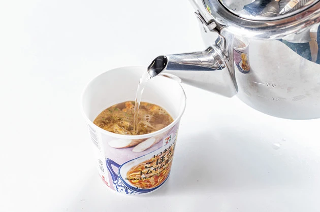 (2)トムヤム! 「ごぼう麺 トムヤム風スープ」を開封し、熱湯を注いで手順どおりに作る。待ち時間は3分。油そばのレンチンが終わる頃にスープが完成するようにタイミングを合わせよう