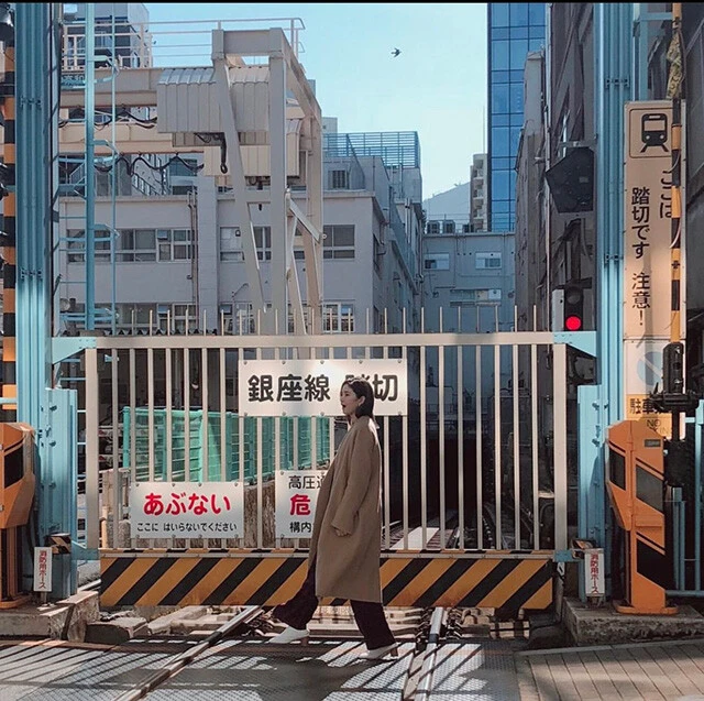 『Here Comes The Sun』収録のアルバム『Abbey Road』のカバー風。東京メトロ上野車検区の踏切でひとりビートルズ