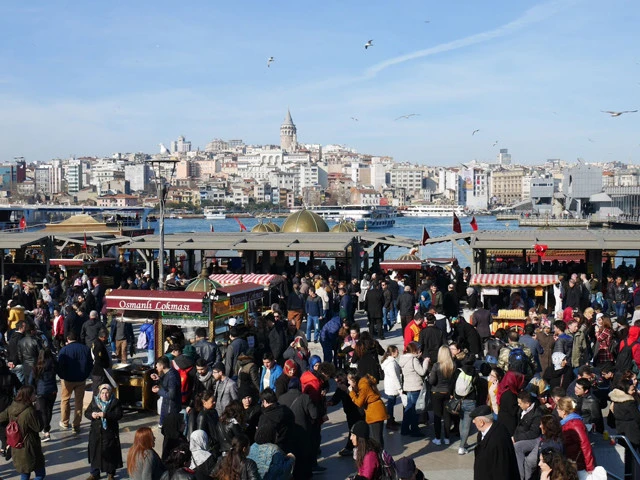 イスタンブールの人気観光スポット・エミノニュ広場