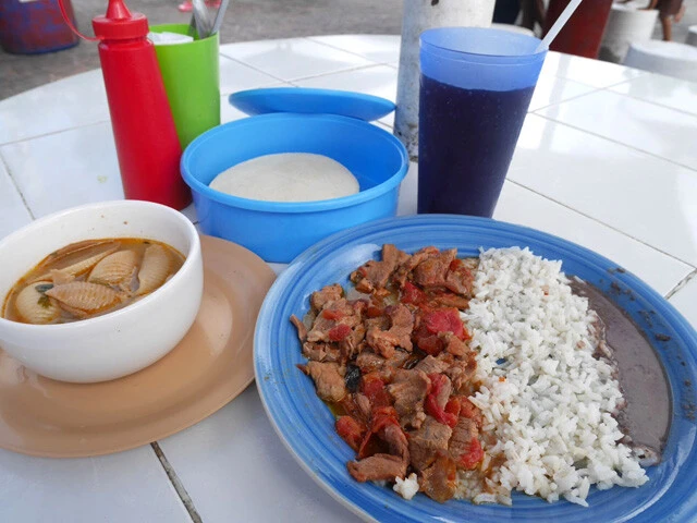 トルティーヤとマカロニスープが付いてきました