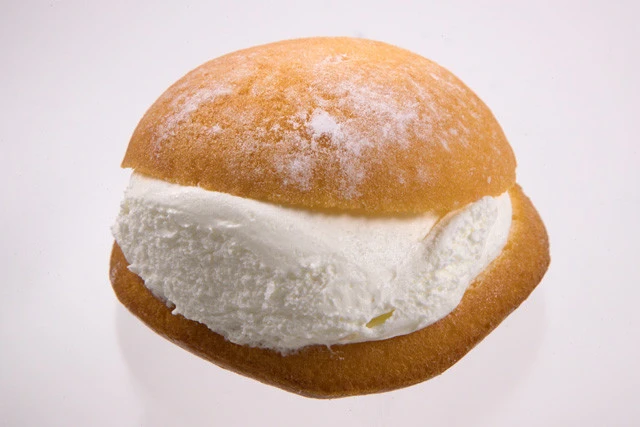 クリームシフォン　マリトッツォ風〈ファミリーマート〉１８４円。オレンジ風味のシフォン生地で、ホイップクリームをサンド