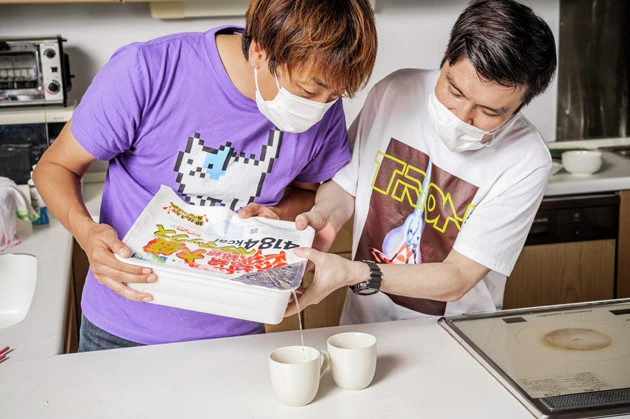 （２）スープ！　続いてペヤングペタマックスをマニュアルどおりに作るが、湯切り湯を捨てずカップスープに注ぐと味に油の深みが出るのでオススメ。今回はオニオンスープに使用している