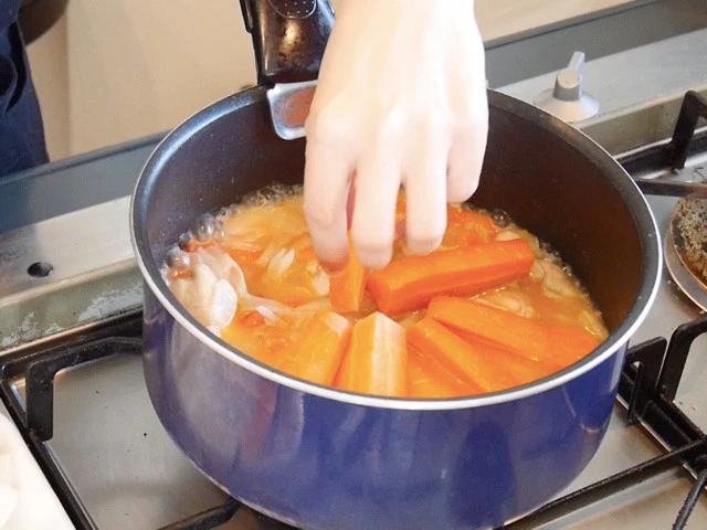 沸騰したら、硬い野菜（にんじん、かぶ、かぼちゃ）を加え、蓋をして弱火で１５分ほど煮込む。