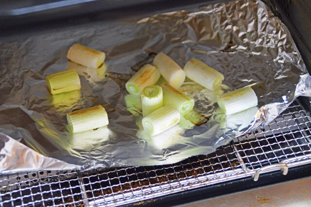 (2)焼く! 長ネギは2~3cm幅のブツ切りにし、トースターで表面に焦げ目がつくまで焼き上げる。ネギの辛味が苦手な人はあらかじめ軽くレンチンして温めてから焼くとよい