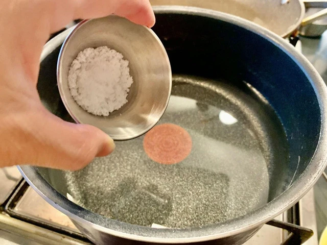 １．鍋に水１リットルを沸騰させて塩を加える。（ペコリーノ・ロマーノに塩分があるので、塩は控えめにする。塩を加えるタイミングは諸説あるけどいつでもＯＫ！）