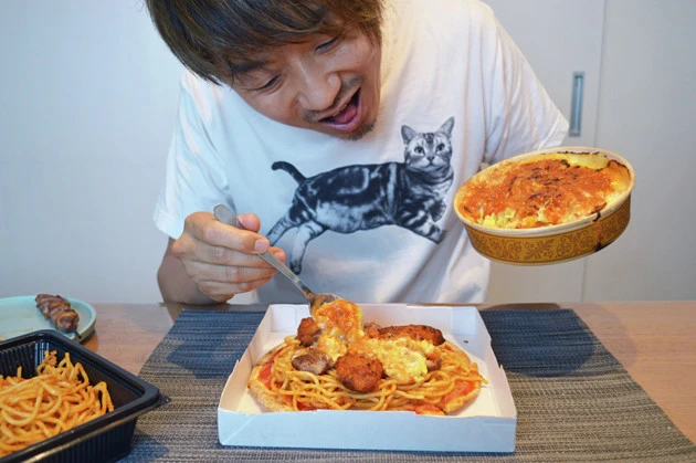 (3)ドリア! 続いて(2)の全体を覆うようにして、ミラノ風ドリアのミートソースとホワイトソースをかける。ライスよりもソースを優先的に使いたいが、ライスも味の相性は抜群だ!