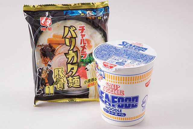 チャルメラバリカタ麺豚骨（明星）×カップヌードル　シーフードヌードル（日清）