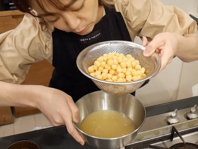 ひよこ豆の水煮缶を、豆と液体に分ける。（液体も取っておきます）