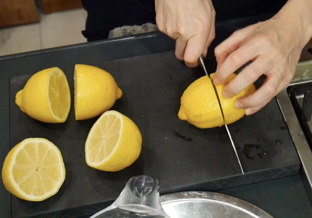 ２．レモンを洗い半分に切る。